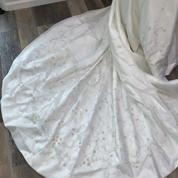🚫SOLD🚫Ivory sz 12 stunning wedding gown - Picture 7 of 16